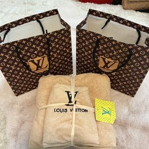 BATH AND HAND TOWEL SET WITH GIFT BAG SOLD OUT